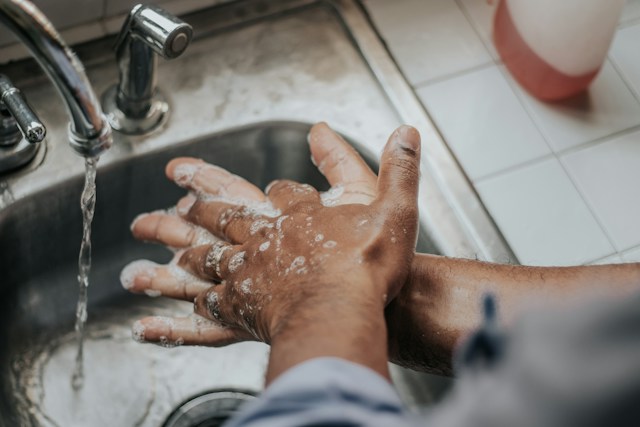 Penanganan Masalah Sanitasi Khusus Bangunan Komersial (Restoran, Hotel, & Kantor)